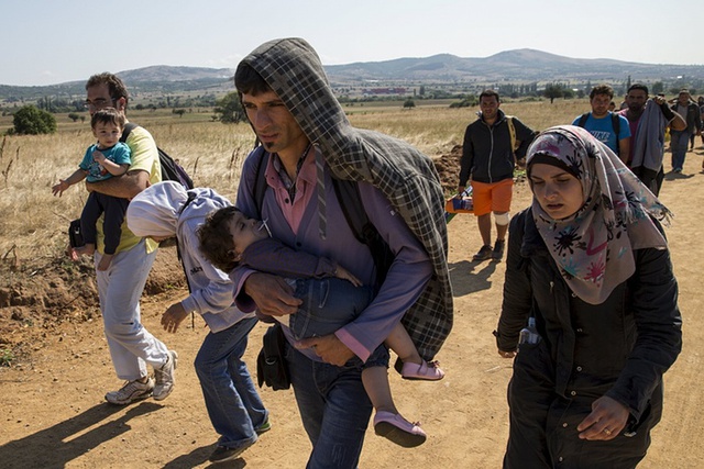 Người tị nạn Syria đi bộ dọc theo một con đường trên đường đến Hungary.
