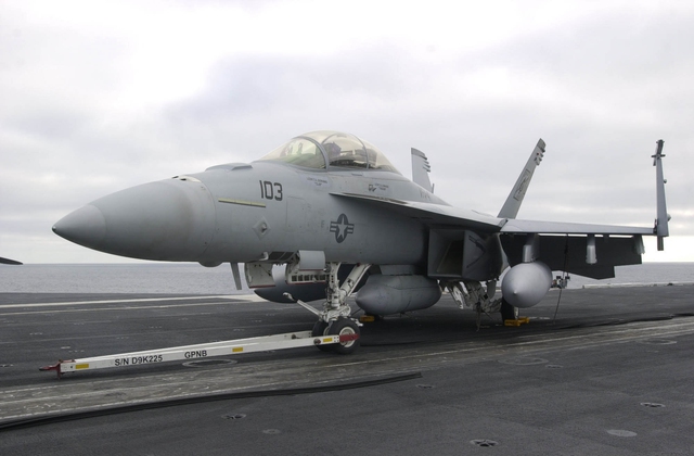 F/A-18F gắn hệ thống trinh sát có vỏ bọc SHARP (Shared Reconnaissance Pod) ở giá treo dưới trung tâm thân