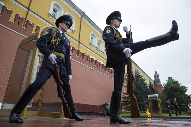 Các tiêu binh thực hiện nghi thức đổi các gác tại đài tưởng niệm các chiến sĩ vô danh bên ngoài điện Kremlin ở Moscow, Nga.