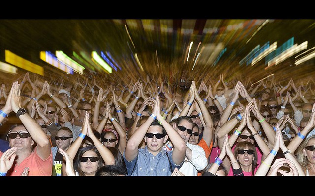 Hơn 6.770 người tham gia lập kỷ lục thế giới về số lượng người đeo kính chống nắng nhiều nhất tại thị trấn Valladolid, Tây Ban Nha.