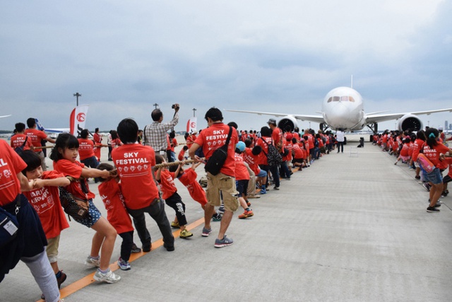 
Hơn 160 học sinh và 120 phụ huynh kéo một chiếc Boeing 787 tại sân bay quốc tế ở Narita, Nhật Bản.
