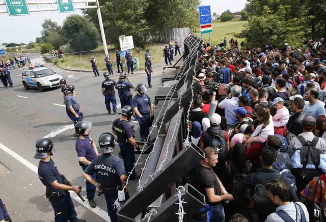 Từ hôm nay, 15.9, tại Hungary, vượt biên bất hợp pháp bị xem là hành vi phạm tội. Và kể từ bây giờ, biên giới Hungary được bảo vệ bởi một hàng rào lớn. Hàng rào này vẫn đang được tiếp tục xây dựng, bởi hàng nghìn binh sĩ và cảnh sát Hungary, ông Toroczkai tuyên bố trong đoạn video.