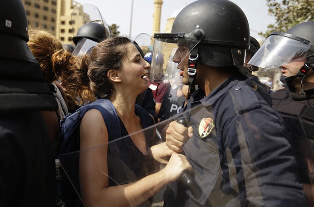 Người biểu tình chống chính phủ đối mặt với cảnh sát trên đường dẫn tới tòa nhà quốc hội ở Beirut, Li Băng.