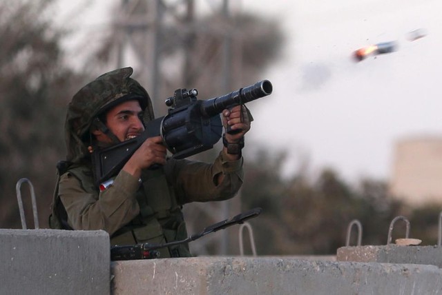 Binh sĩ Israel bắn đạn hơi cay vào người biểu tình Palestine trong cuộc đụng độ tại thị trấn Al-Ram, Bờ Tây.