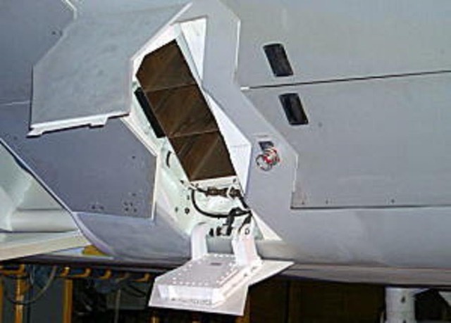 
Khoang chứa hệ thống mồi bẫy AN/ALE-52, phía sau khoang chứa vũ khí 2 bên thân.
