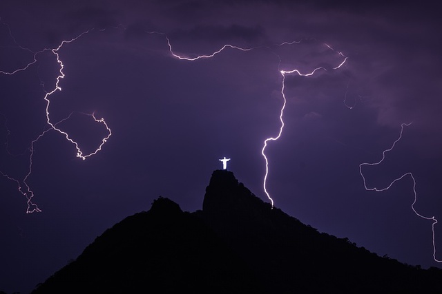Những tia sét lóe sáng trên đầu bức tượng Chúa Cứu Thế trên núi Corcovado ở Rio de Janeiro, Brazil.