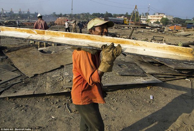 Các bãi biển ở thành phố Chittagong trở thành bãi tập kết của những mảnh kim loại và máy móc.