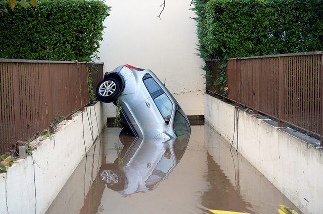 Một chiếc xe bị ngập trong nước lũ ở thành phố Mandelieu-la-Napoule, miền đông nam nước Pháp.