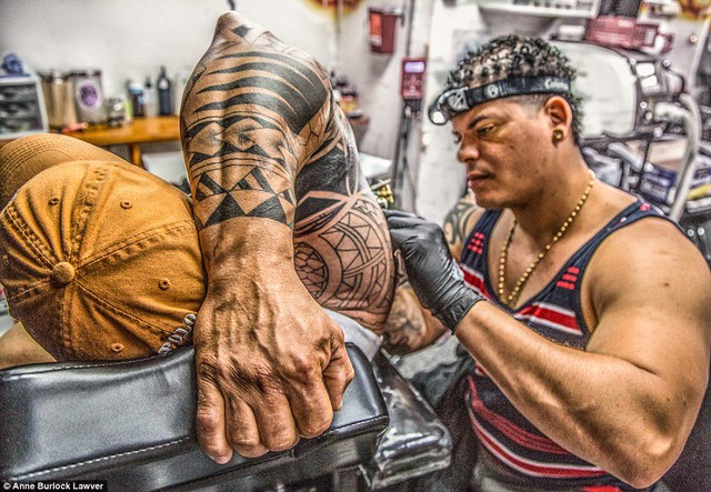 Lawver cho biết cô phải tăng độ sáng khi chụp những bức ảnh này, ánh sáng bên trong tiệm Gunmetal Tattoo rất tối.