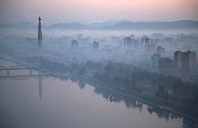 
Sương sớm bao phủ các tòa nhà cao tầng nằm dọc sông Taedong ở thành phố Bình Nhưỡng, Triều Tiên.
