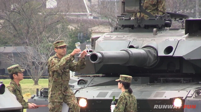 
Trang mạng Military Informant cho biết, trong một cuộc trình diễn tại căn cứ của Lực lượng phòng vệ mặt đất Nhật Bản, chiếc Type 10 đã biểu diễn tính năng cân bằng nòng pháo của mình.
