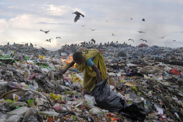 Người phụ nữ nhặt những đồ có thể tái chế tại một bãi rác ở thành phố Sylhet, Bangladesh.