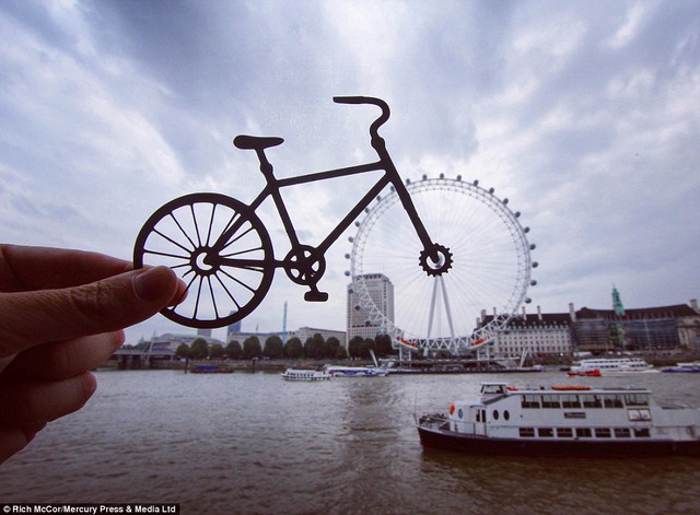 
Vòng quay London Eye trở thành một bánh xe hoàn hảo trên nền trời.
