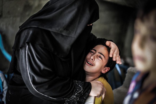 
Bé gái người Palestine khóc nức nở sau khi một người thân thiệt mạng trong cuộc đụng độ với binh sĩ Israel ở Dải Gaza.
