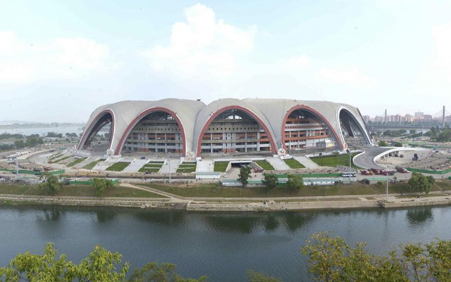 Toàn cảnh sân vận động 1.5 ở thủ đô Bình Nhưỡng. Sân vận động này có 150.000 chỗ ngồi và được cho là một trong những sân vận động lớn nhất thế giới.