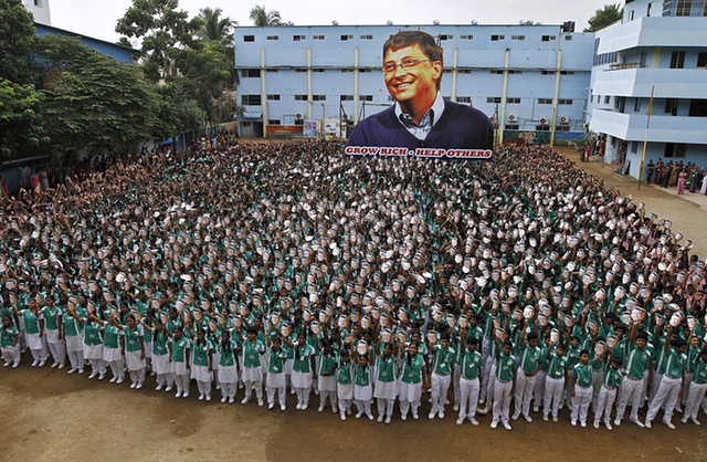 Học sinh Ấn Độ cầm những chiếc mặt nạ của Bill Gates để mừng sinh nhật lần thứ 60 của nhà đồng sáng lập Microsoft tại một trường học ở Chennai.