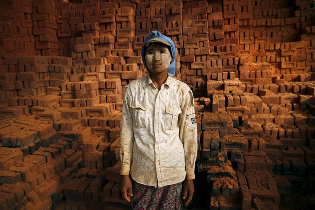 Một công nhân tại nhà máy gạch ở ngoại ô Yangon, Myanmar.
