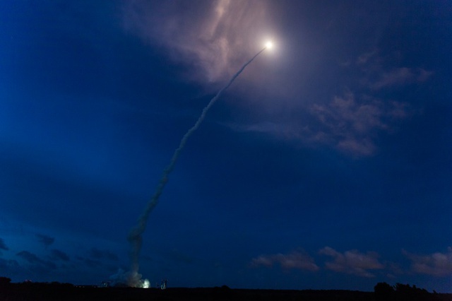 Tên lửa đẩy Ariane 5 mang theo vệ tinh rời khỏi bệ phóng tại sân bay vũ trụ châu Âu ở Kourou, Pháp.