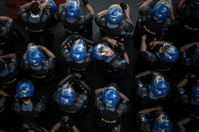 Cảnh sát lập thành hàng rào để chặn người biểu tình phản đối hội nghị thượng đỉnh APEC ở Manila, Philippines.