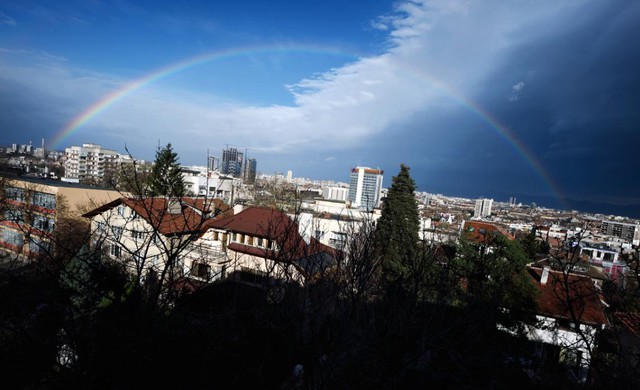 
Cầu vồng xuất hiện trên bầu trời ở thành phố Sofia, Bulgaria.
