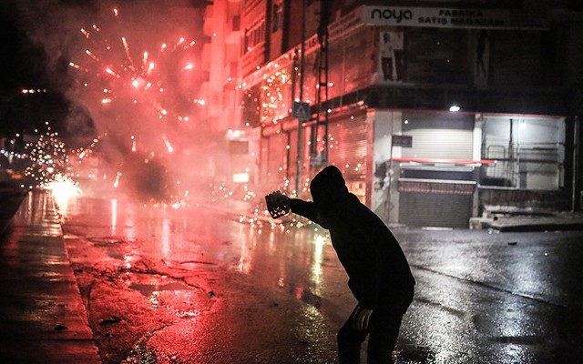 Người biểu tình bắn pháo vào cảnh sát chống bạo động ở thành phố Istanbul, Thổ Nhĩ Kỳ.