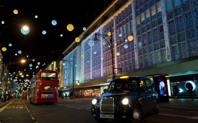 
Khu phố mua sắm Oxford Street ở London cũng trở nên lộng lẫy hơn trong dịp lễ Giáng sinh.
