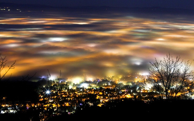 Sương mù dày đặc bao phủ thành phố Sofia ở Bulgaria.