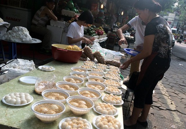 Xếp hàng, hà nội, bánh trôi, bánh chay, tết hàn thực, truyền thống, cầu may, côg ty, doanh nghiệp, mua bánh, cúng, 3/3 âm lịch, xếp-hàng, hà-nội, bánh-trôi, bánh-chay, tết-hàn-thực, truyền-thống, cầu-may, công-ty, doanh-nghiệp, mua-bánh, cúng, 3/3-âm-lịch