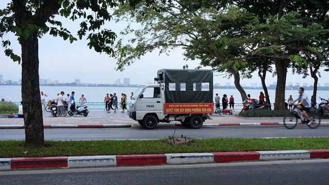 Ngày nào cũng vậy, chợ chỉ họp chừng 1 giờ, đến 6 giờ đội trật tự phường sở tại đến làm nhiệm vụ cũng là lúc chợ tan.