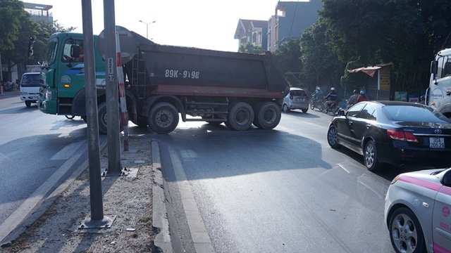 
Xe trọng tải lớn quay đầu đầu tại điểm sang đường qua xã Phùng Chí Kiên. Mỗi khi loại xe này quay đầu, đoạn đường thường bị ùn tắc.
