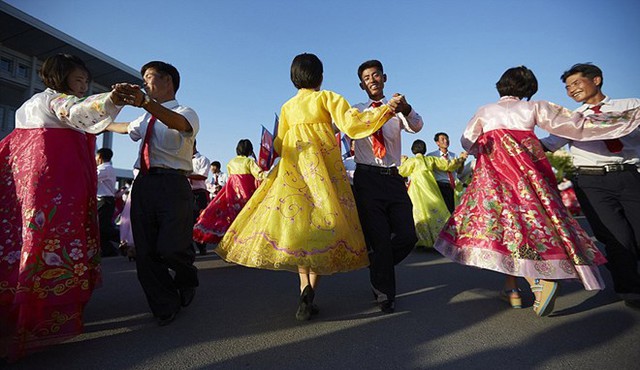 
Một nhóm đàn ông và phụ nữ nhảy múa trong ngày Quốc khánh.
