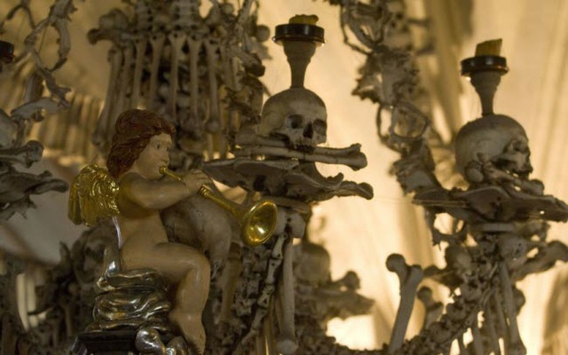 
Nhà thờ Sedlec Ossuary ở CH Czech chứa hài cốt của hơn 70.000 nghìn người và thu hút khoảng 200.000 du khách mỗi năm. Hài cốt của những người đã chết được sử dụng để trang trí trong nhà thờ khiến du khác có cảm giác rợn rợn khi vào bên trong.
