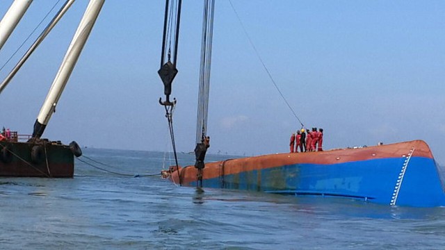 Cần cầu móc vào thân tàu Hoàng Phúc để trục vớt tàu - Ảnh: Đông Hà