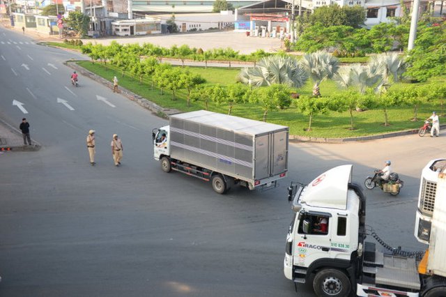 Nhiều tài xế xe tải chưa biết qui định cấm xe tải vào quốc lộ 1 vào giờ cao điểm - Ảnh: Hữu Khoa