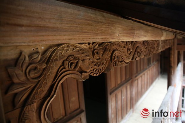 
Vật liệu xây nhà chủ yếu là gỗ từ sàn, cột, cửa và vách, trần, khung cột với nhiều họa tiết chạm khắc khéo léo
