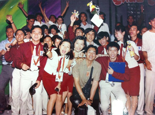 Hình ảnh Hoa Thanh Tùng chụp cùng thành viên đội tuyển SV 2000 của Đà Nẵng. Anh cũng coi đây là một bước ngoặt của cuộc đời mình.
