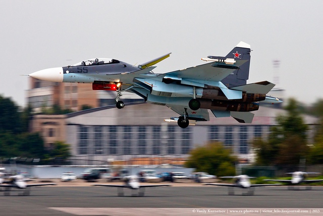 
Su-30SM thực hành thao diễn ở độ cao thấp.
