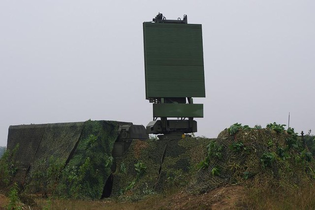 Radar cảnh giới nhìn vòng mọi độ cao 96L6E của tổ hợp tên lửa phòng không S-300PMU1 Việt Nam cũng đang được dùng cho tổ hợp S-400 Triumf của Nga