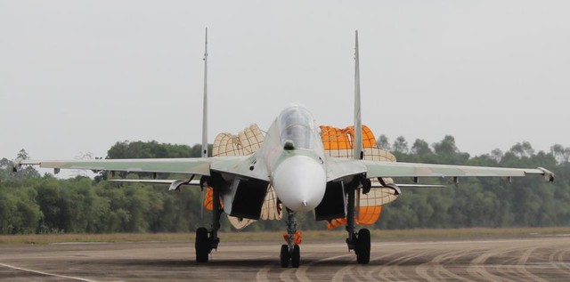 Su-30MK2 thuộc Trung đoàn 923 thực hành huấn luyện cất, hạ cánh trên đường băng ngắn, hẹp