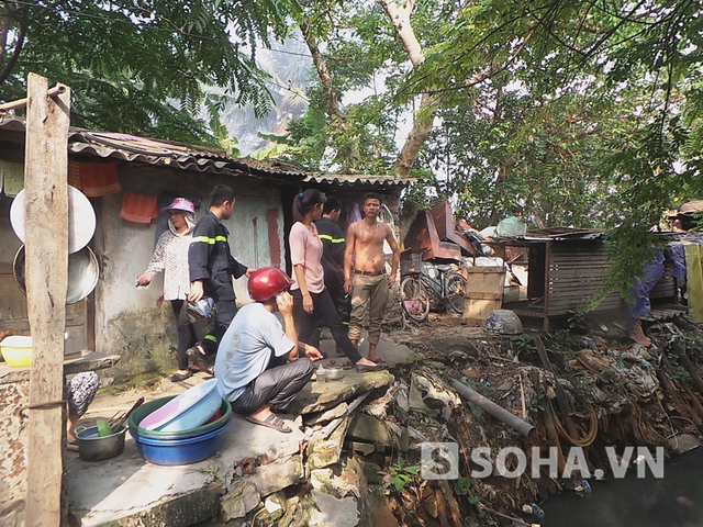 Người đàn ông đang gọi điện thoại thông báo cho gia đình ở quê biết về việc gia sản đã bị thiêu rụi