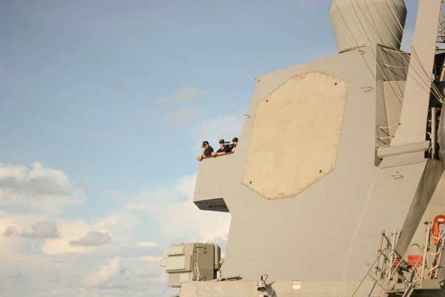 
Radar AN/SPY-1D trên tàu USS Lassen.
