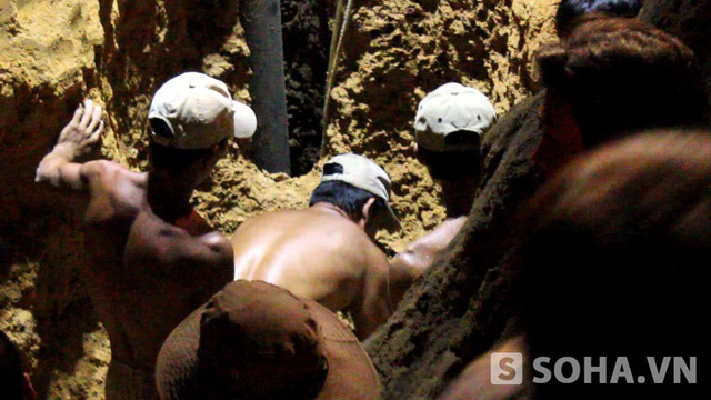Những người thợ đào giếng đang tích cực đào xuống đất để cứu bé Tú Anh