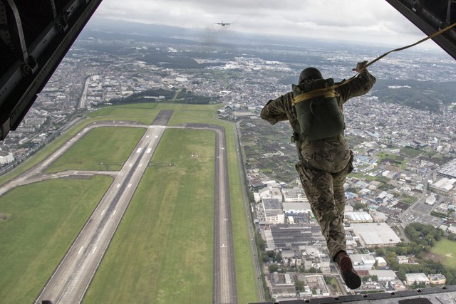 Một người lính nhảy dù từ chiếc C-130 trong 1 buổi kỷ niệm mối quan hệ Mỹ-Nhật tại căn cứ không quân Yokota, Nhật Bản.