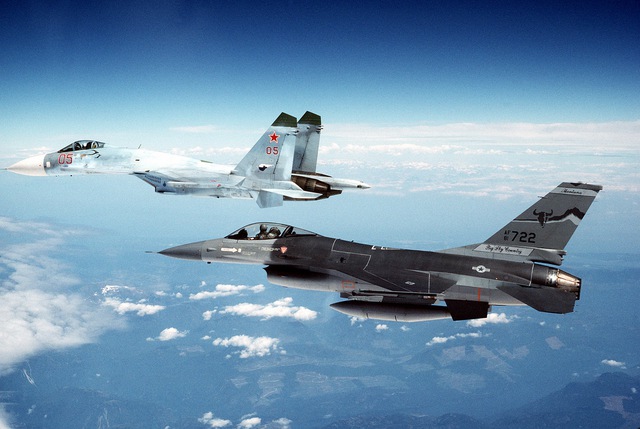 
Tiêm kích Su-27 của Nga song hành cùng F-16 của Mỹ
