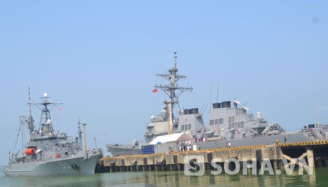 Chiến hạm hải quân Hoa Kỳ trong một lần cập cảng Tiên Sa.