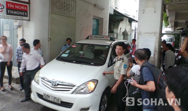 Chiếc xe taxi đưa chị và luật sư rời khỏi ngân hàng Vietcombank