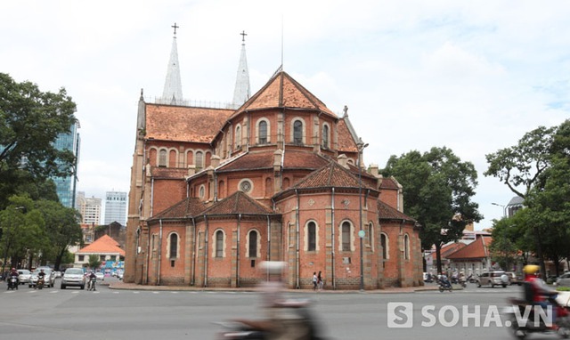 Trong đó thay ngói và chống dột cho năm mái vòm phía sau sẽ được làm trước bởi phần này bị dột nặng.