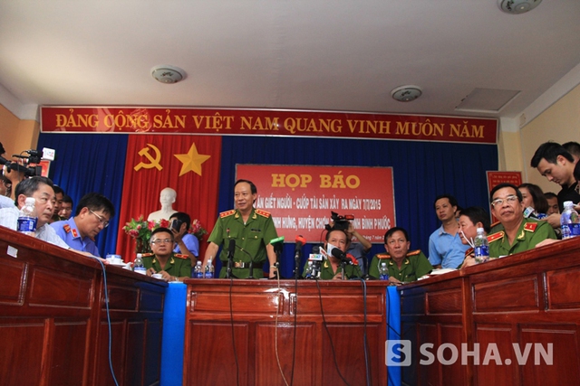 Cuộc họp báo thông tin về vụ thảm sát ở Bình Phước do thượng tướng Lê Quý Vương, Thứ trưởng Bộ Công an chủ trì buổi họp.
