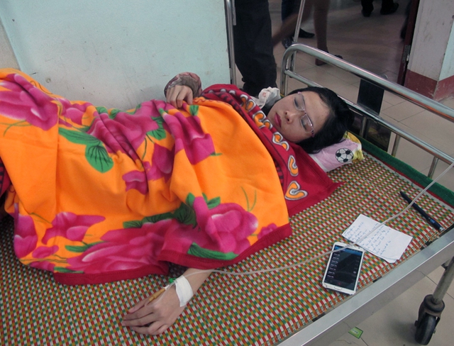 Chị Hồ Thị Hiền hiện vẫn đang được các bác sĩ điều trị tích cực tại bệnh viện đa khoa huyện Diễn Châu sau bữa cơm trưa tại công ty.