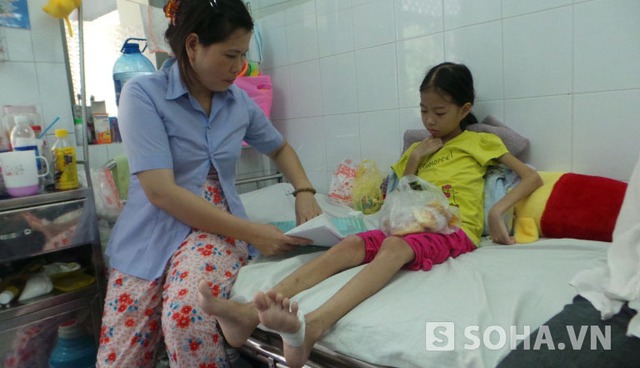 Nhưng cơn đau quằn quại của căn bệnh hiểm nghèo khiến Kiều đã 9 tuổi nhưng nặng chưa đầy 16kg